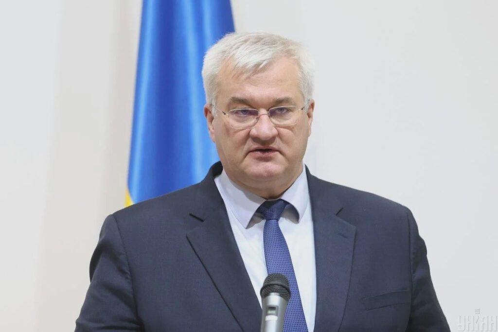 This night, Hungarian authorities seized cash transport vehicles belonging to Ukraine's Oschadbank, which were transporting money from Austria's Raiffeisen Bank to Ukraine, and are holding seven Ukrainian citizens hostage