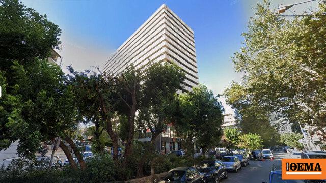 The Municipality of Athens, following a complaint, proceeded to remove 31 chickens, ten birds and ten goats from the 16th floor of a building in Ampelokipi.