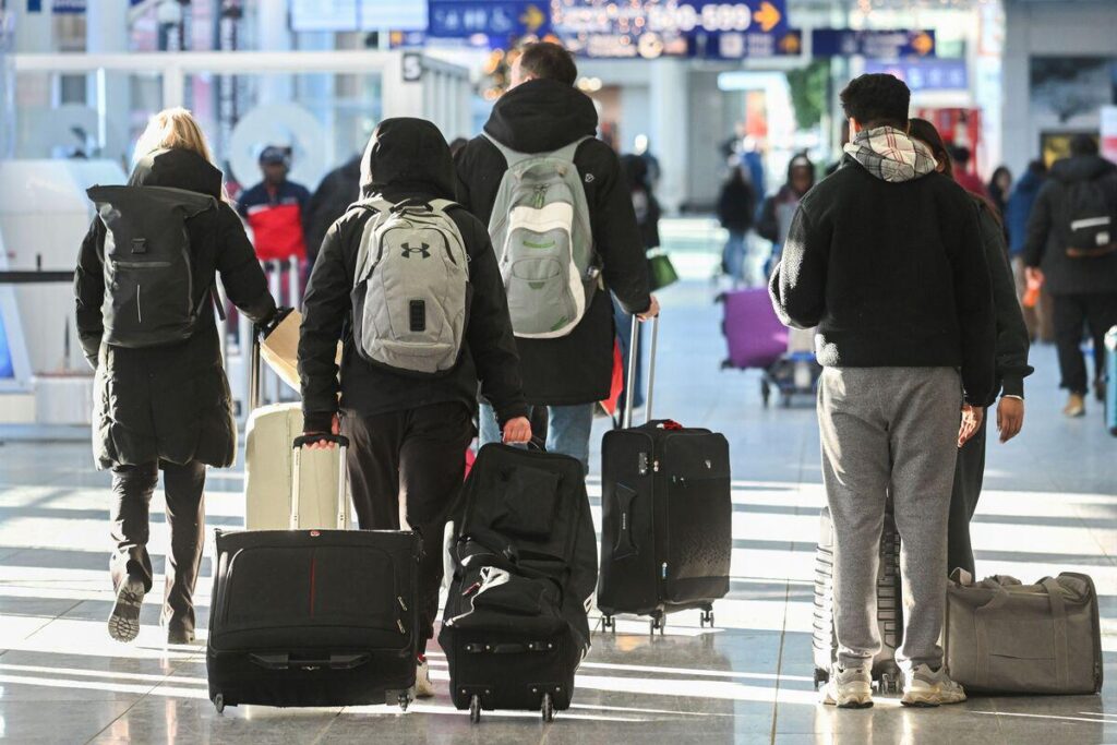 Canadians Want Lower Immigration Even as Population Growth Stalls