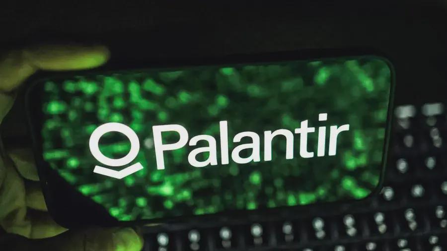 Mr Palantir arrives in Rome, secret affairs with the Defense | The ministry led by Guido Crosetto has established a relationship with Palantir, the controversial software and data analysis company owned by the technoguru, symbol of the most ruthless Trumpism.