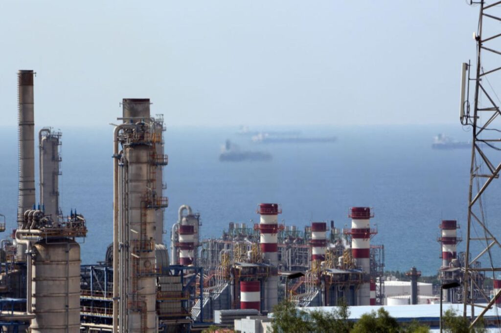 A picture shows a general view of the South Pars gas field facilities in the southern Iranian port town of Assaluyeh, on the shores of the Gulf, on November 19, 2015. (AFP Photo)