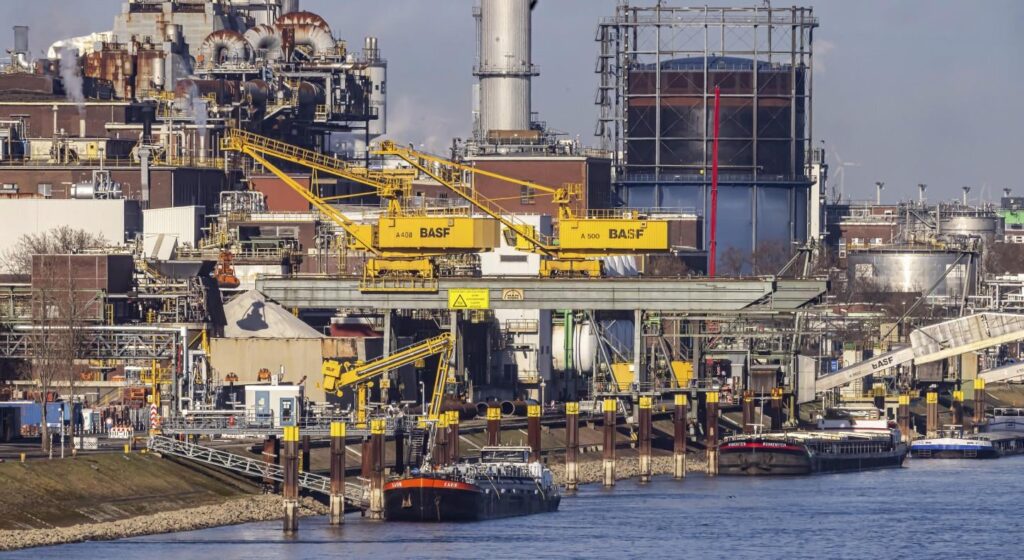 The pact with the chemical industry | Tens of thousands of unknown, some toxic chemicals are floating in the Rhine. Why is the industry allowed to introduce them unhindered? A top manager of a large corporation reveals how the industry controls politicians.
