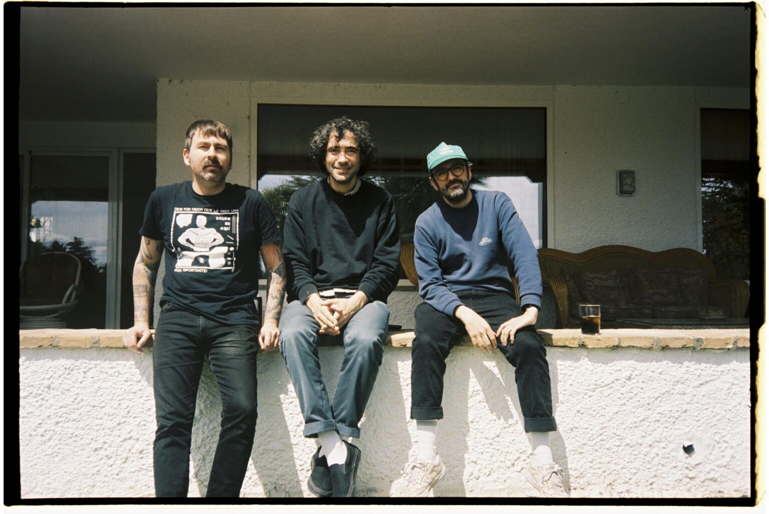 Hello, ladies and gentlemen! The rock and roll band Mujeres will be answering your questions on March 26. See you surfing the internet!