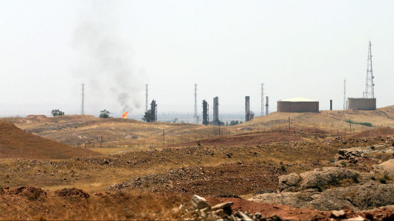 A view of an oil refinery in the Iraqi city of Kirkuk, on June 20, 2014. (AFP Photo)
