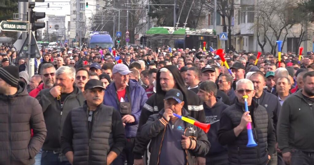 The third day of protests in Târgu Jiu: hundreds of miners in the streets. People threaten to move the demonstrations to Bucharest