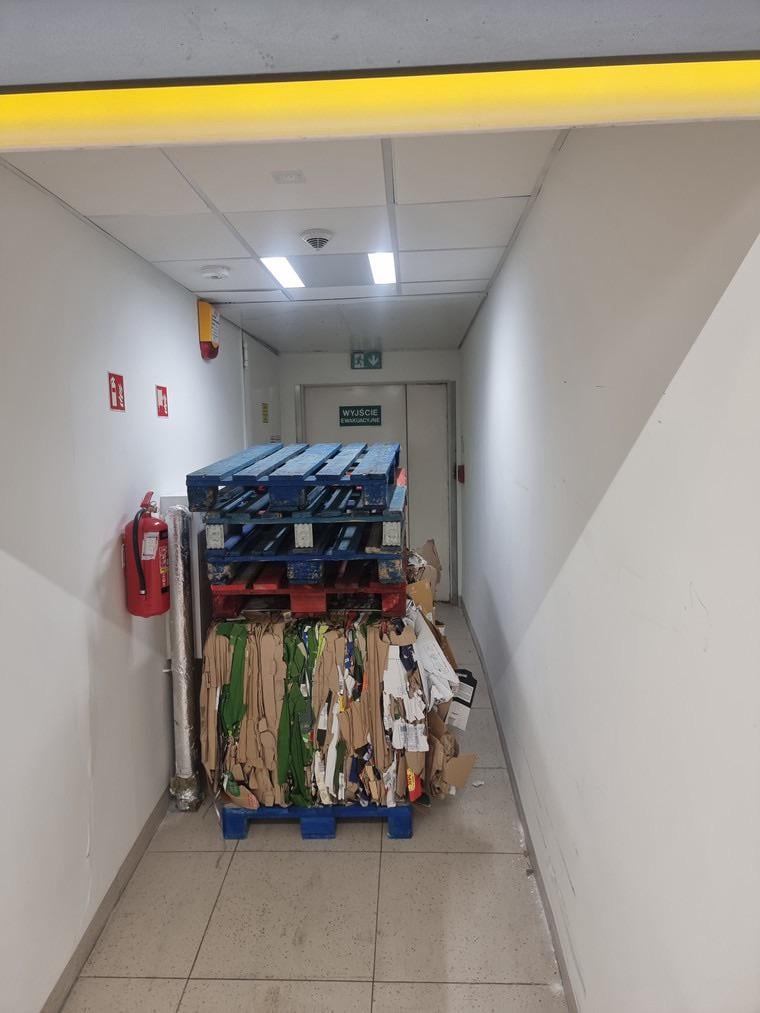 where to report something like this in Biedronka? the shift manager didn't give a fuck