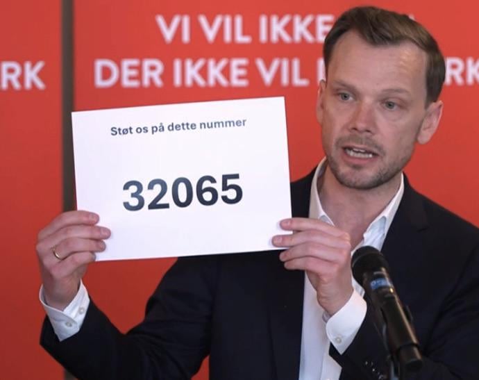 The Social Democrats simply stand at a press conference and beg for money