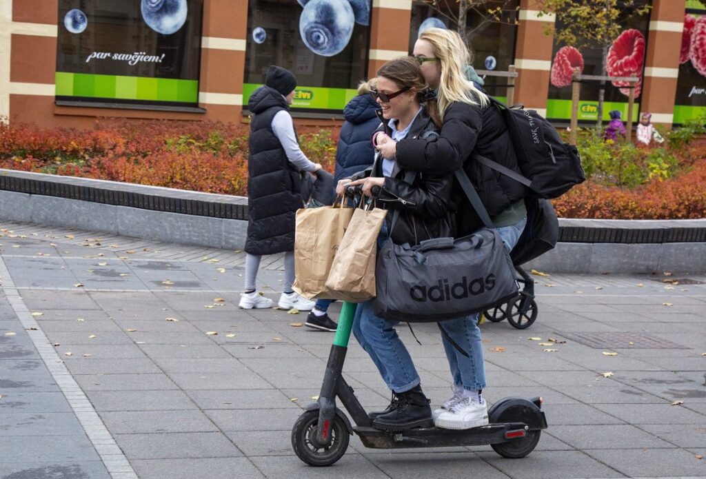 Police keep an eye on micromobility users in Latvia / Article Jaunietes pārvietojas ar elektroskrejriteni