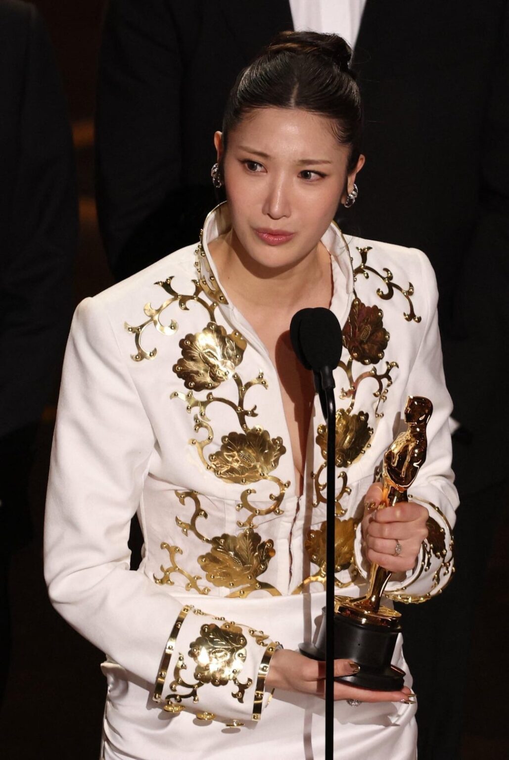 Today at the Oscars, singer EJAE came in a suit with a hibiscus flower ornament that was worn on the uniform of officials of the Korean Empire.