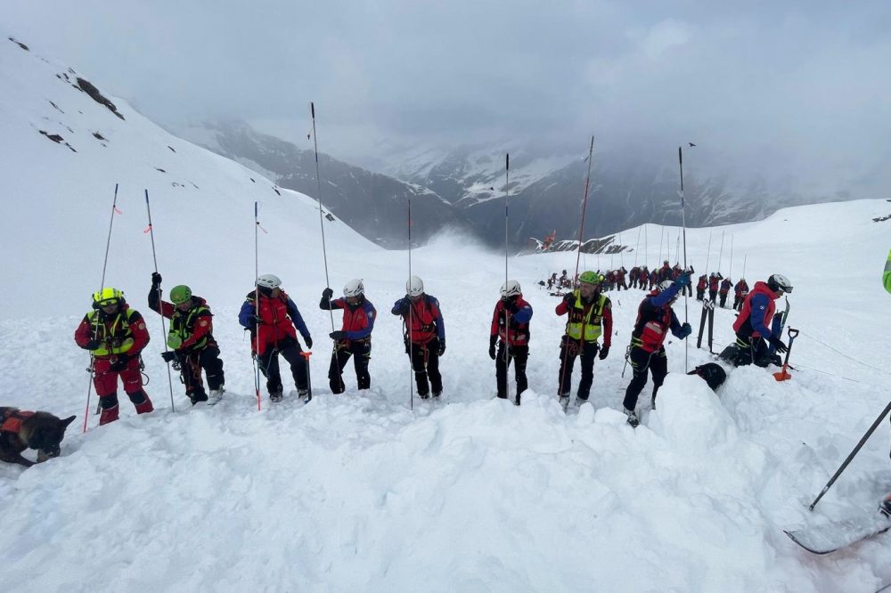 Two Skiers Die in Italian Alps Avalanche, 25 Others Trapped