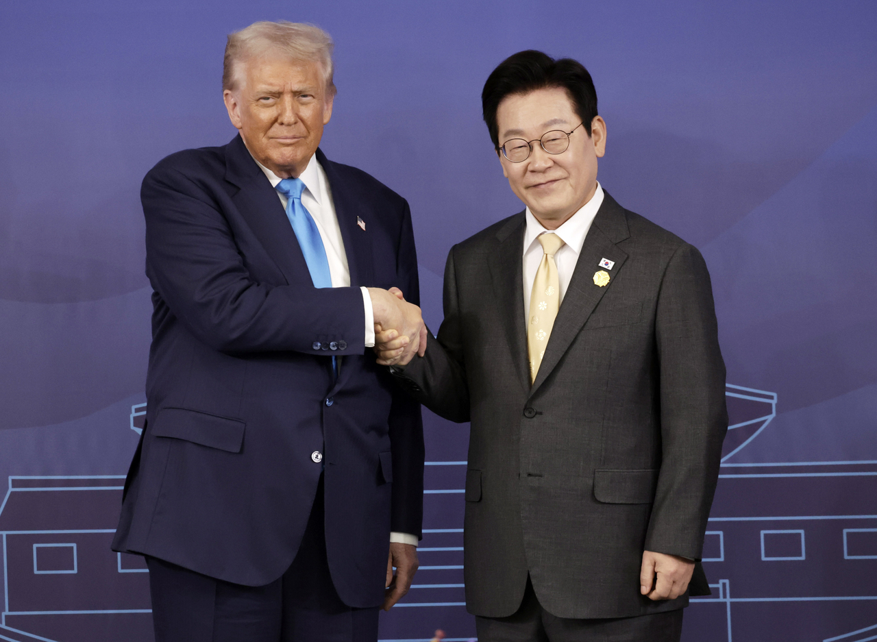 South Korean President Lee Jae Myung (right) and US President Donald Trump shake hands ahead of their meeting at the National Museum in Gyeongju, North Gyeongsang Province, in October last year. (Joint Press Corps)