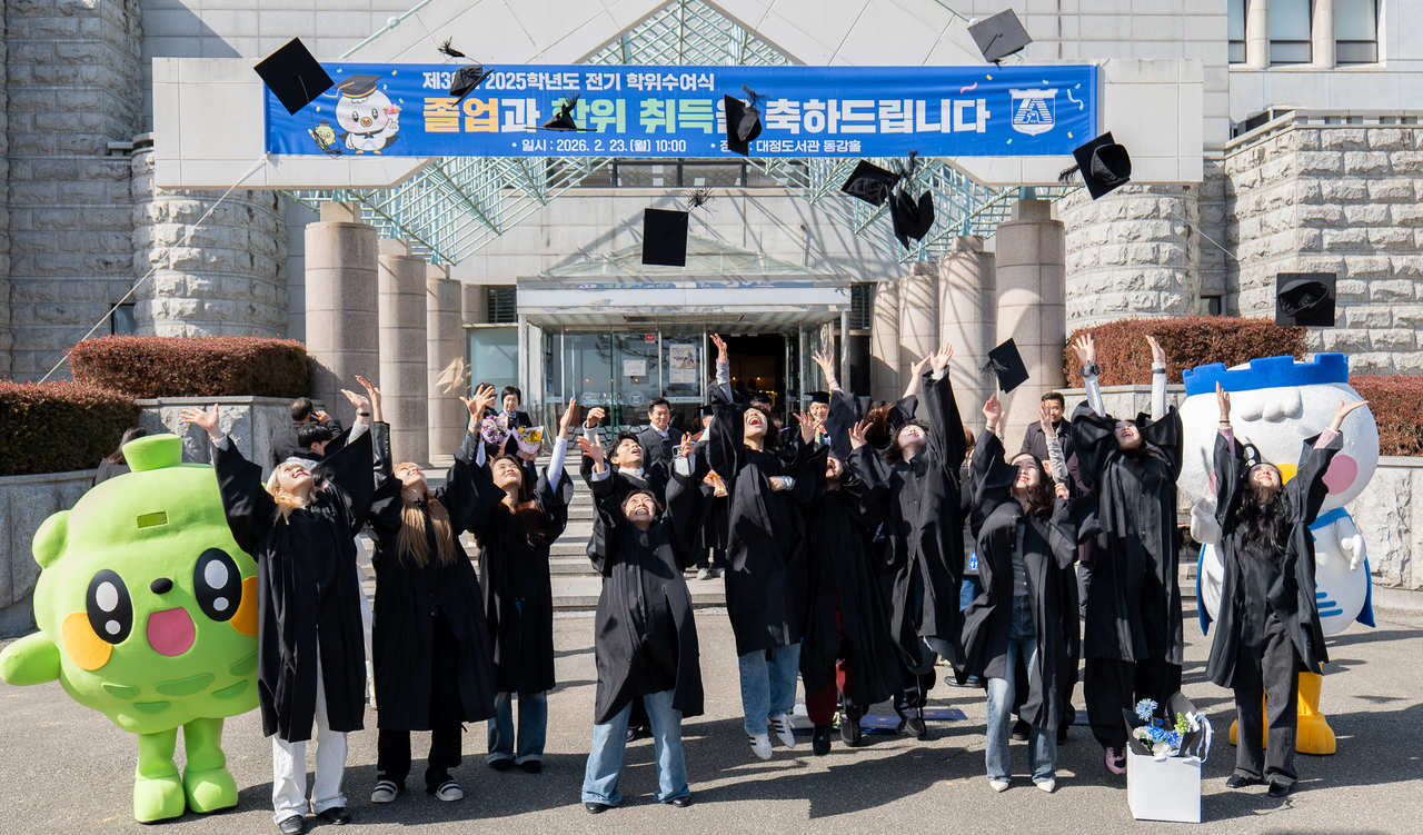 Graduates of Dongshin University celebrate at a graduation ceremony on the university campus in Naju, South Jeolla Province, Feb. 23. (Yonhap)