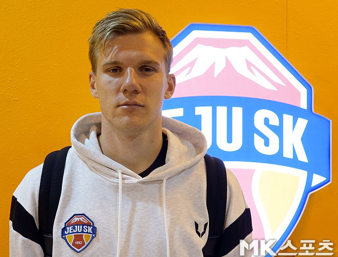 Jeju SK striker Gitis Paulaskas (26, Lithuania). Gitis could not hide his regret after losing 1-2 against FC Seoul. The match against Seoul was Gittis' K League 1 debut. Photo = Reporter Lee Geun-seung