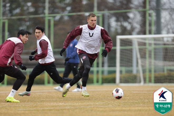 Jeju SK striker Gitis Paulaskas (26, Lithuania). Gitis could not hide his regret after losing 1-2 against FC Seoul. The match against Seoul was Gittis' K League 1 debut. Photo = Reporter Lee Geun-seung