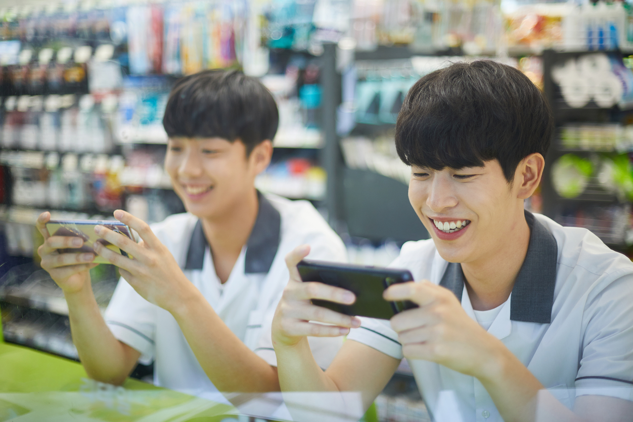 High school students are focused on their phones. (Getty Image)