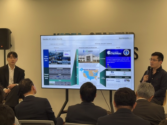 Lee Sang-hun, CEO of Guardian AI (left), and Tim Hwang, CEO of Jericho Security, present at the Maekyung Silicon Valley Innovation Forum held at the Menlo Park Startup Venture Campus (SVC) on the 19th (local time). [Picture = GuardianAI]