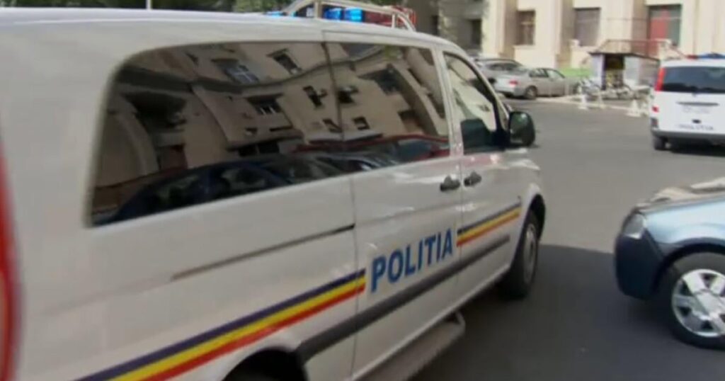 A little girl stayed several hours alone in the house next to her dead mother, a 26-year-old woman. The father, working in Germany, alerted the police