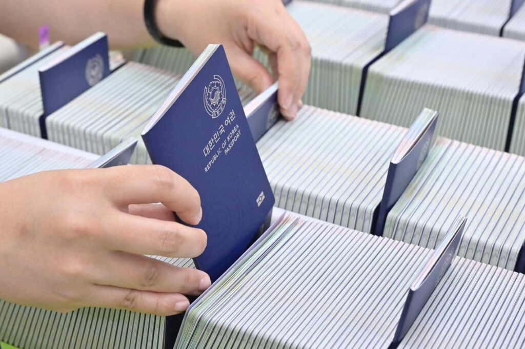 Lee, not Yi: Court rules passports must use official romanization