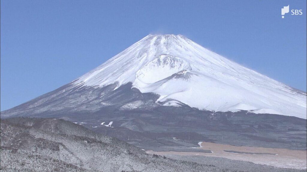 A man and woman believed to be foreigners who had fallen off Mount Fuji were found near the Hoei crater. Both were conscious