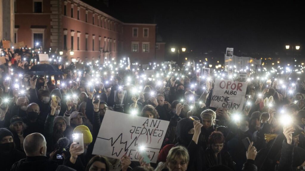 Polish doctors jailed for denying woman abortion