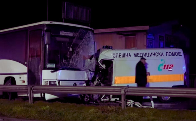 Bulgaria: Bulgaria: Mother and Infant Survive Ambulance-Bus Collision, Driver Dies at Scene