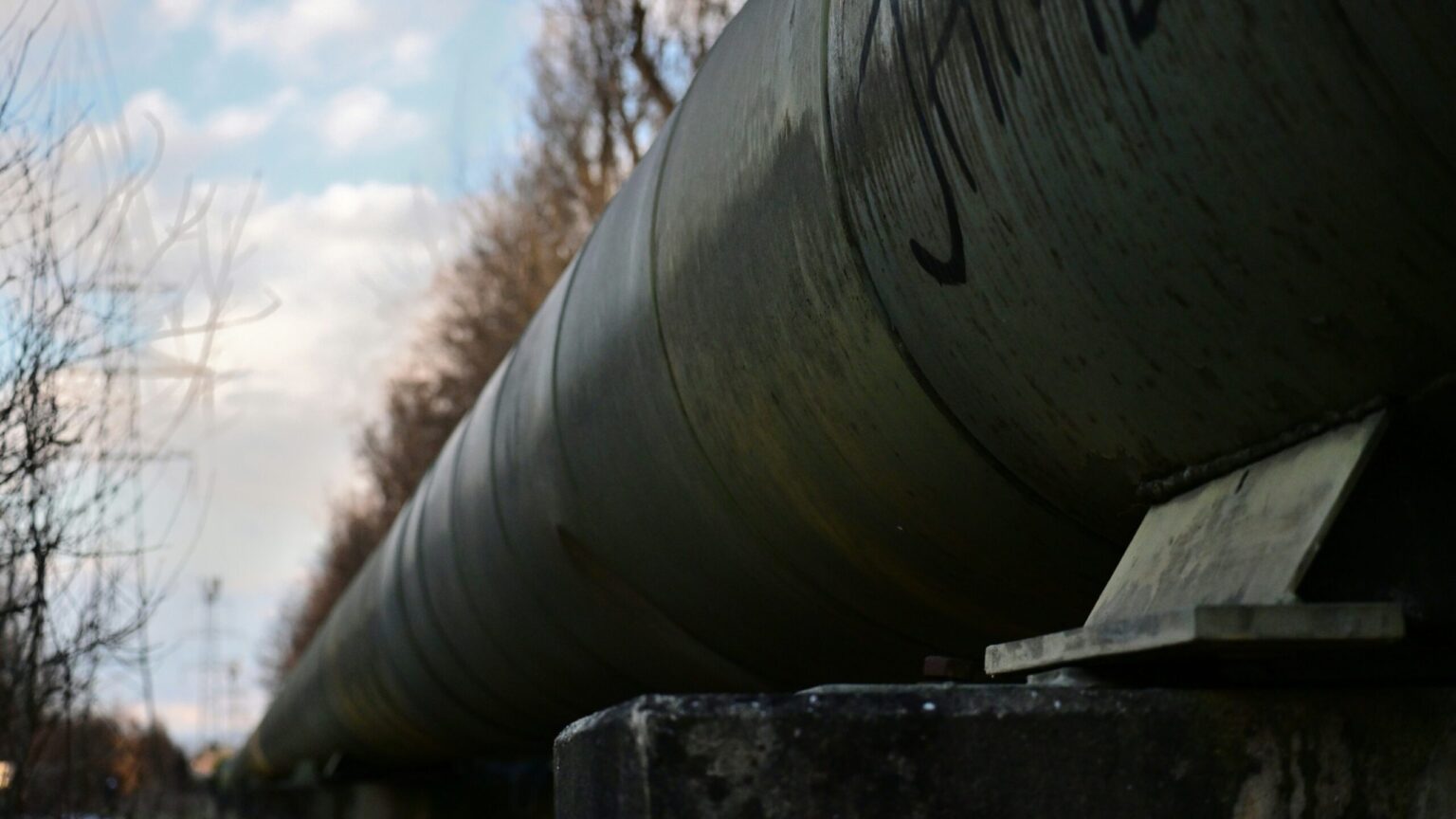 Huge pipeline next to a road (illustration Greece-North Macedonia oil pipeline) Unsplash