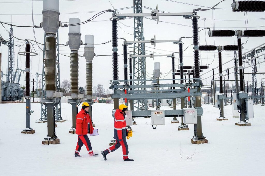 Data shows marked improvement in Latvia’s energy independence / Article Tehniķi no "Augstsprieguma Tīkls AST" pie Rēzeknes elektrības apakšstacijas