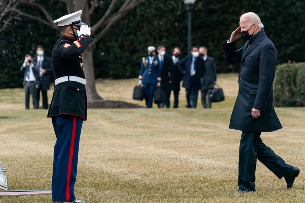 President Biden about to board Marine One—the military aide at back-center is carrying the nuclear football