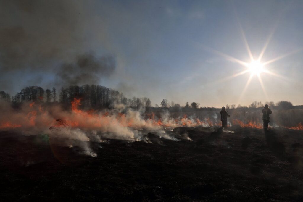 Stay off the ice and don’t start fires, plead Latvian rescuers / Article Kūlas ugunsgrēka dzēšanas darbi.