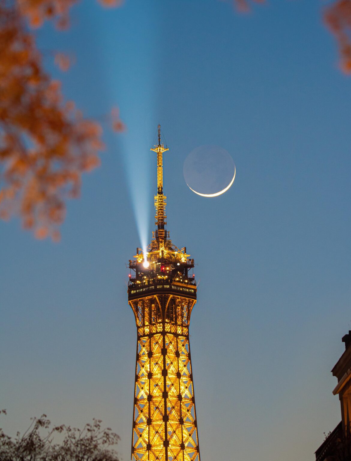I captured a 4% Moon over the Eiffel Tower at the equinox