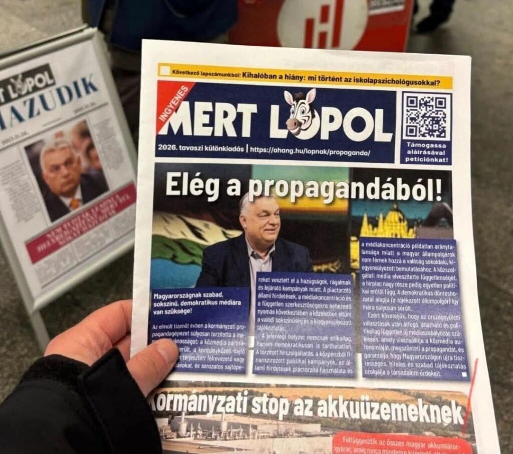 Again, alternative MetroPol was handed out in the underpass, the nymphs reflexively took it like sugar.