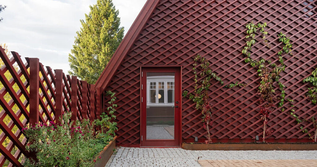 rever & drage modernizes traditional red cabin in rælingen, norway