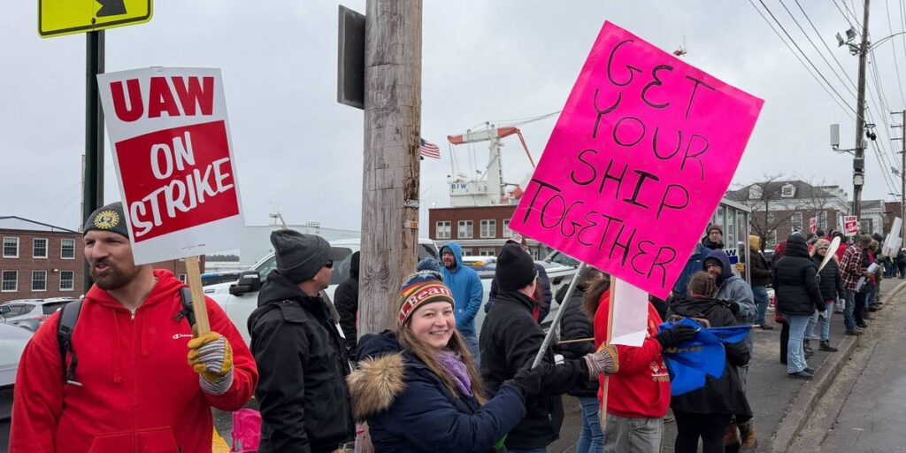 Navy shipyard workers approve a contract deal with Bath Iron Works, ending weeklong strike