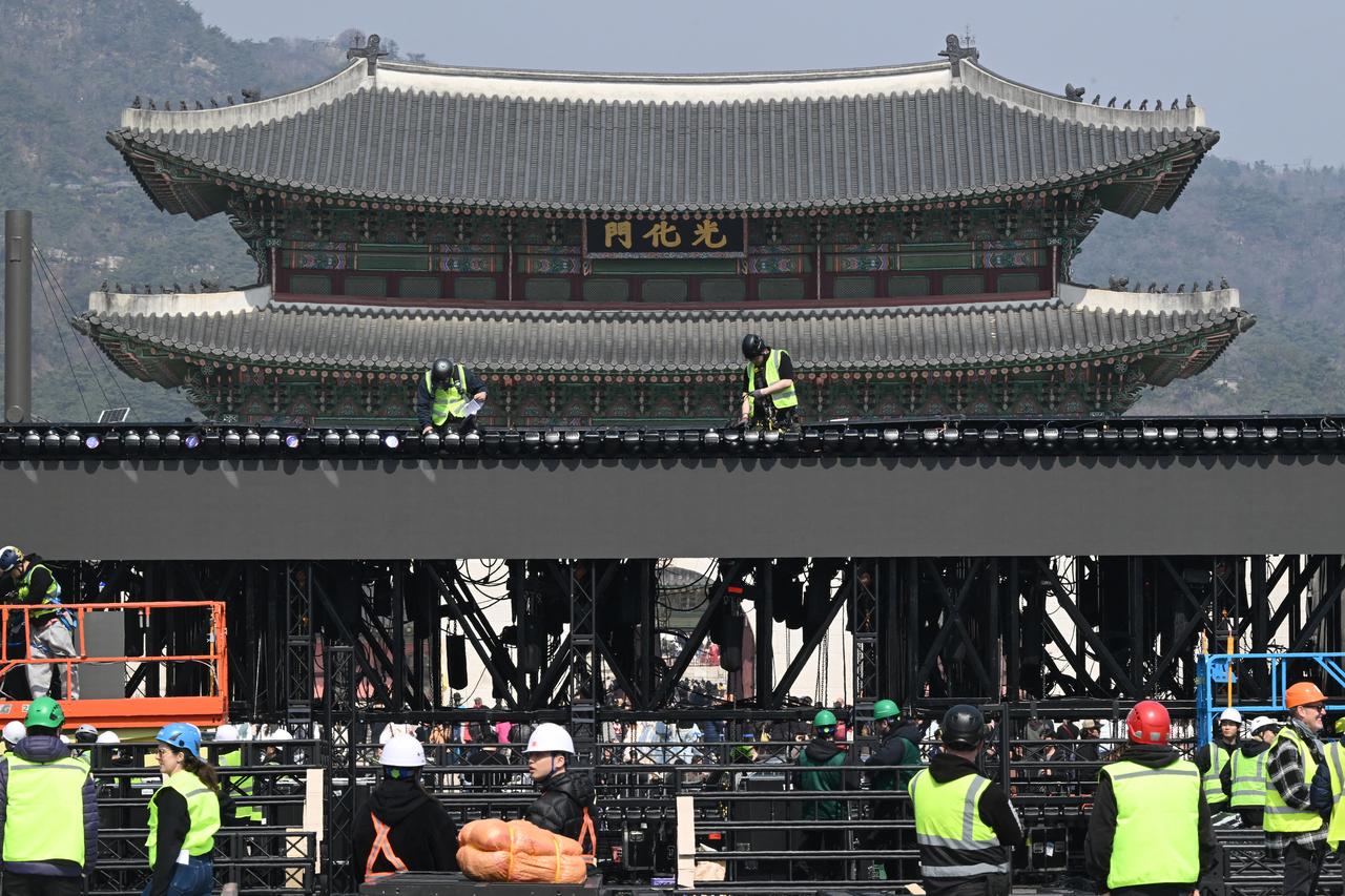 Workers set up a stage for a BTS comeback concert in front of Gwanghwamun Gate, the main gate of Gyeongbokgung Palace, in Seoul, South Korea, March 16, 2026. (AFP Photo)