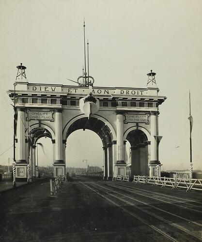 Does anyone know what happened to the Arch on Princes bridge? I've just seen this photo for the first time and am now nostalgic for an arch I've never seen
