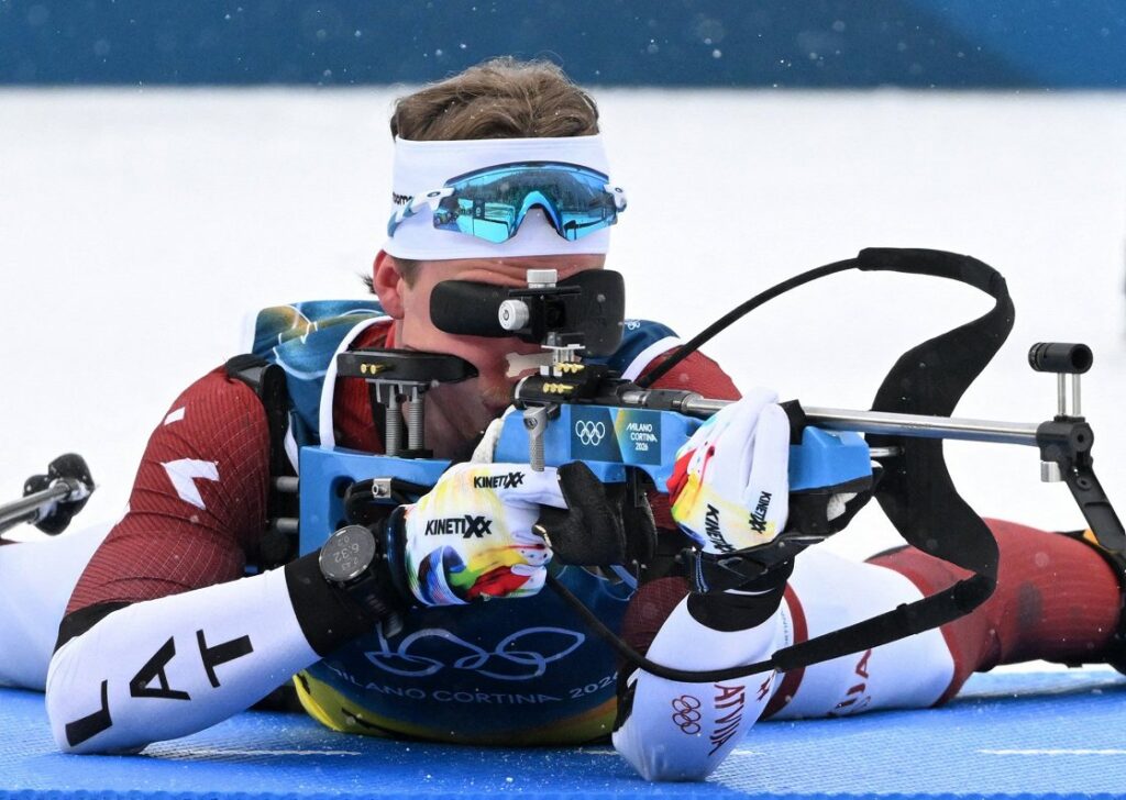 Another medal for young Latvian biathlete Lozbers / Article Biatlonists Rihards Lozbers Milānas-Kortīnas ziemas olimpiskajās spēlēs