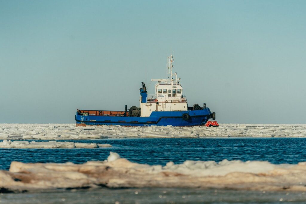 Pilot boat runs aground due to drifting ice in Latvia / Article Skultes ostas akvatorijā uz sēkļa uzskrējušais loču kuģis
