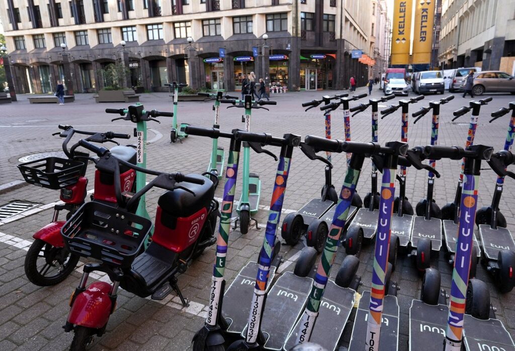Micromobility industry unhappy with new traffic rules in Latvia / Article Elektromopēdi "Ride Mobility" un elektriskie skrejriteņi "Bolt".