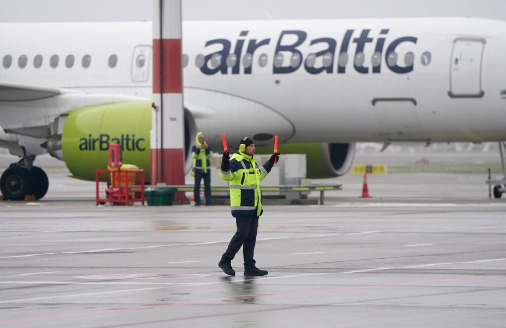 airBaltic asks for state loan due to fuel prices / Article "airBaltic" lidmašīna lidostā "Rīga"