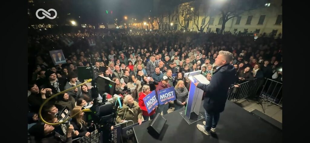 The crowd at the Szentes station of the country tour is brutal