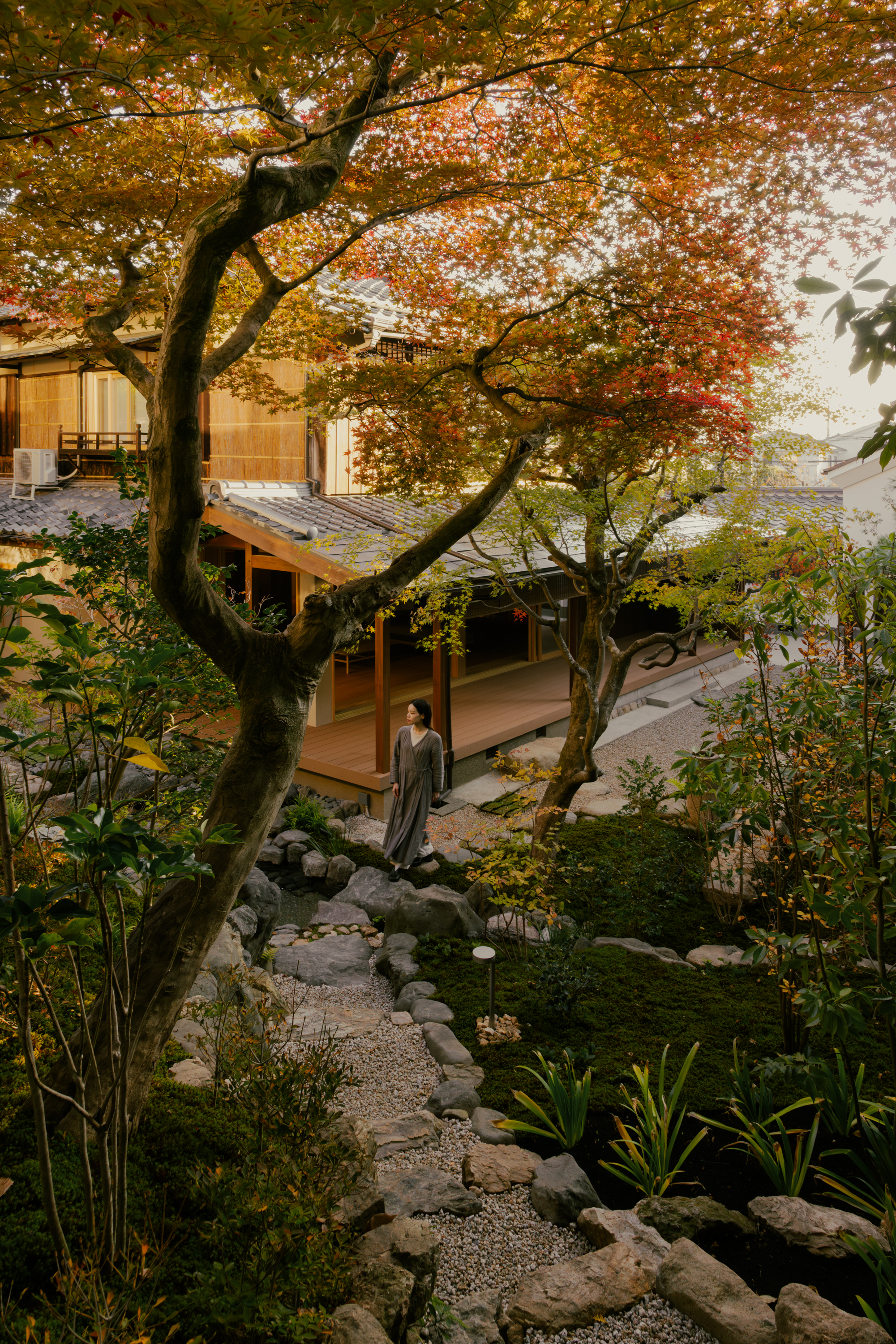 interior of House in Narutaki by kooo architects, a traditional Japanese house remastered for the 21st century with minimalism and earthy tones and natural materials that fit the historic Japanese style