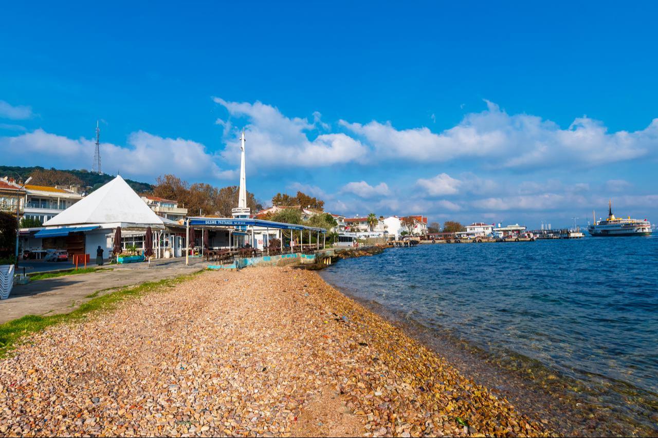 Scenic beach view of Kinaliada Island in Istanbul, Türkiye. (Adobe Stock Photo)