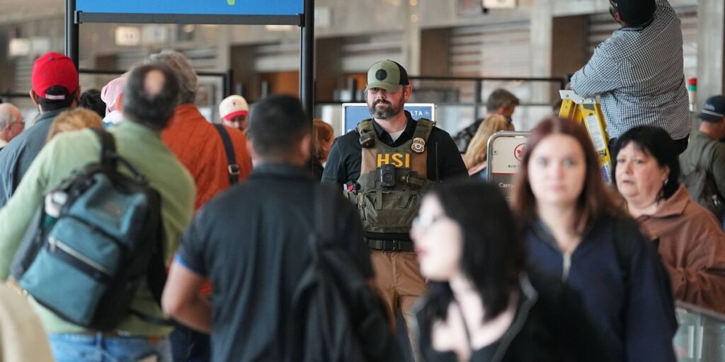 Trump signs order to pay TSA employees after Congress fails to agree on DHS funding