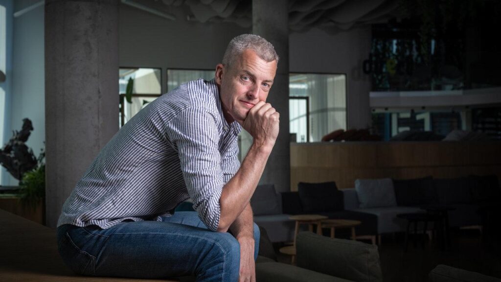 The time to play with AI is over. The time of change is coming, says the boss of Direct, and he is laying off 30 percent of people because of artificial intelligence