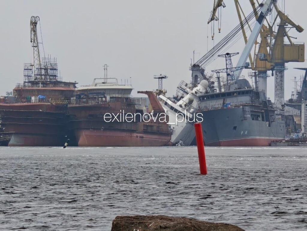 After Ukrainian drone strike at the Vyborg shipyard in Russia, the Russian patrol ship „Project 23550“, which is under construction, is tilting to its port side.