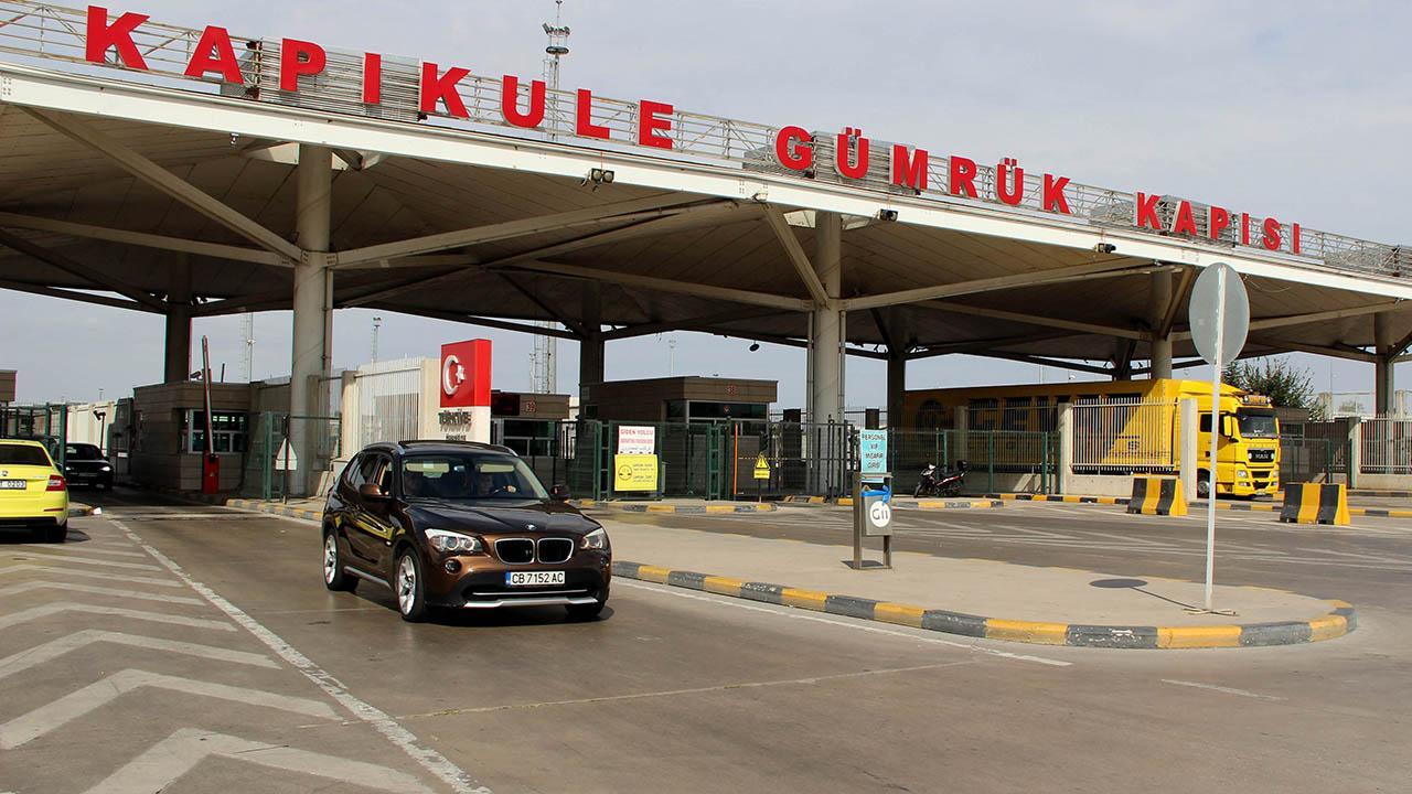 Vehicles pass through Kapikule Customs Gate on the Türkiye–Bulgaria border in Edirne, Türkiye. (AA Photo)