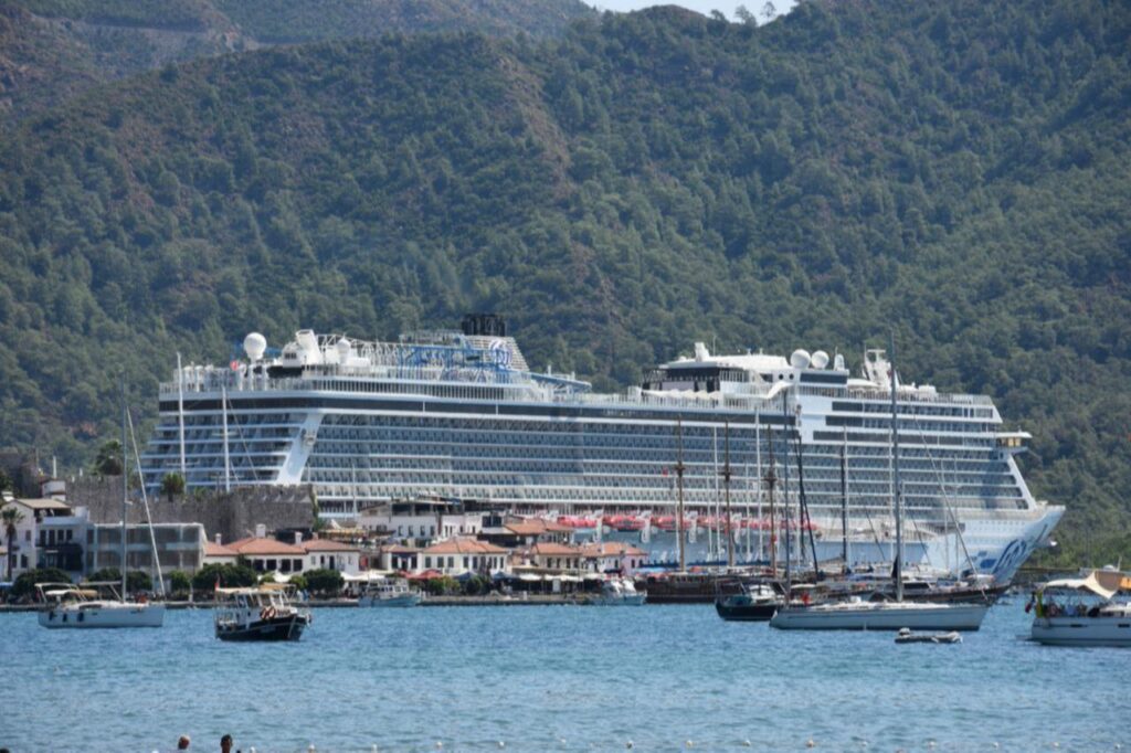 The 335-meter, Malta-flagged cruise ship Aroya, carrying 2.684 passengers, docks at the large pier of Marmaris Port in the Marmaris district of Mugla, Türkiye, August 31, 2025. (AA Photo)