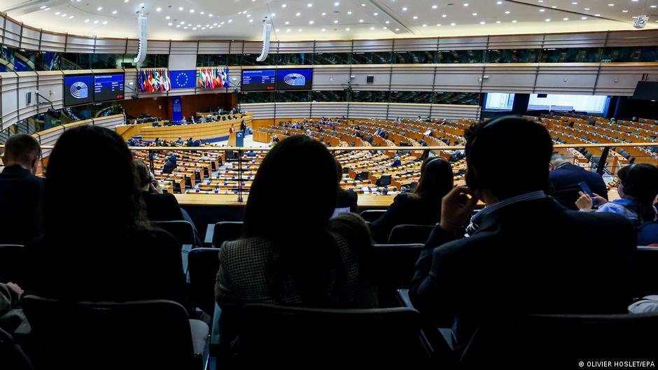 EU votes in favor of migrant 'return hubs'