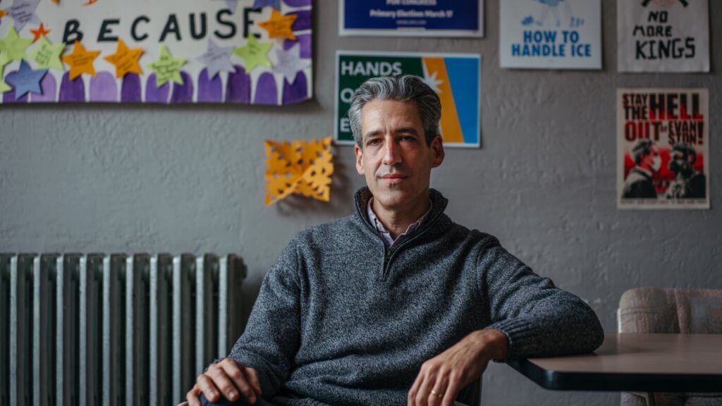 Daniel Biss wins Democratic primary for closely-watched Illinois House seat : NPR