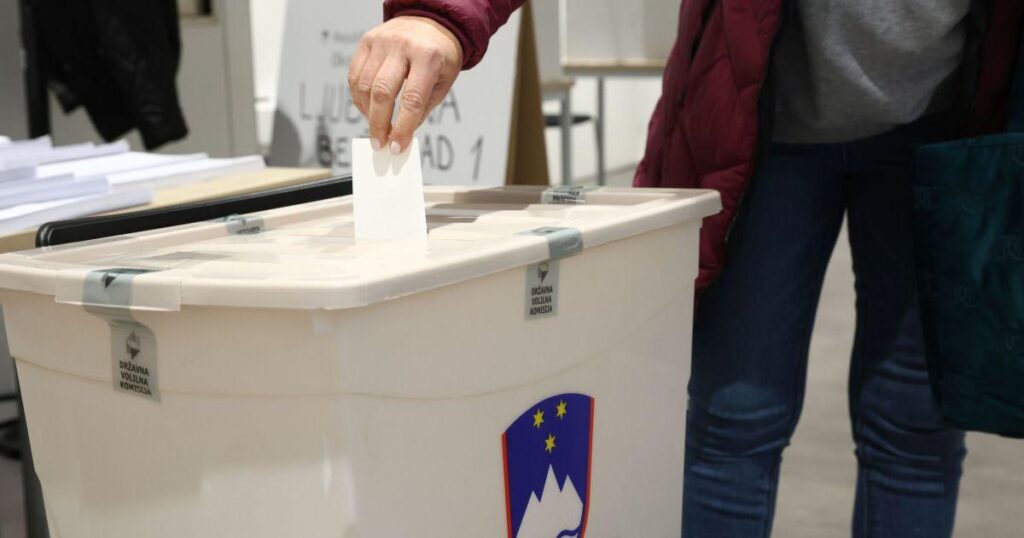 A new poll shows a close race for the National Assembly, Svoboda overtook SDS